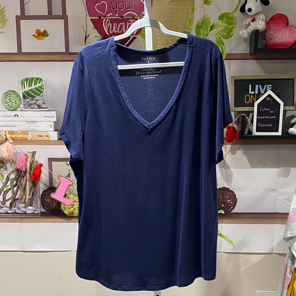 Torrid Deep Blue V-Neck Short Sleeve Tee size 4. Ptp is 28. A little wash wear.